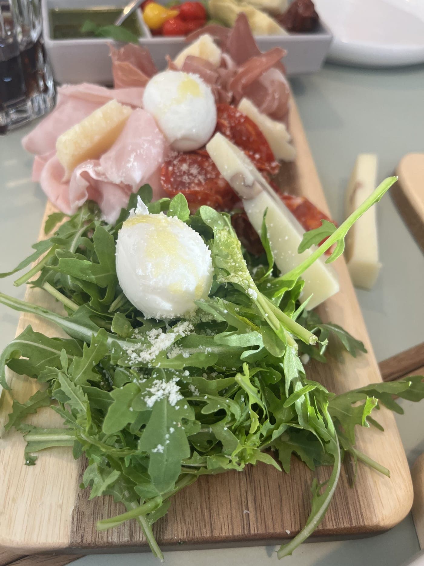 Antipasti-Brett mit Burrata und Prosciutto im Alcedo's Diner Graz