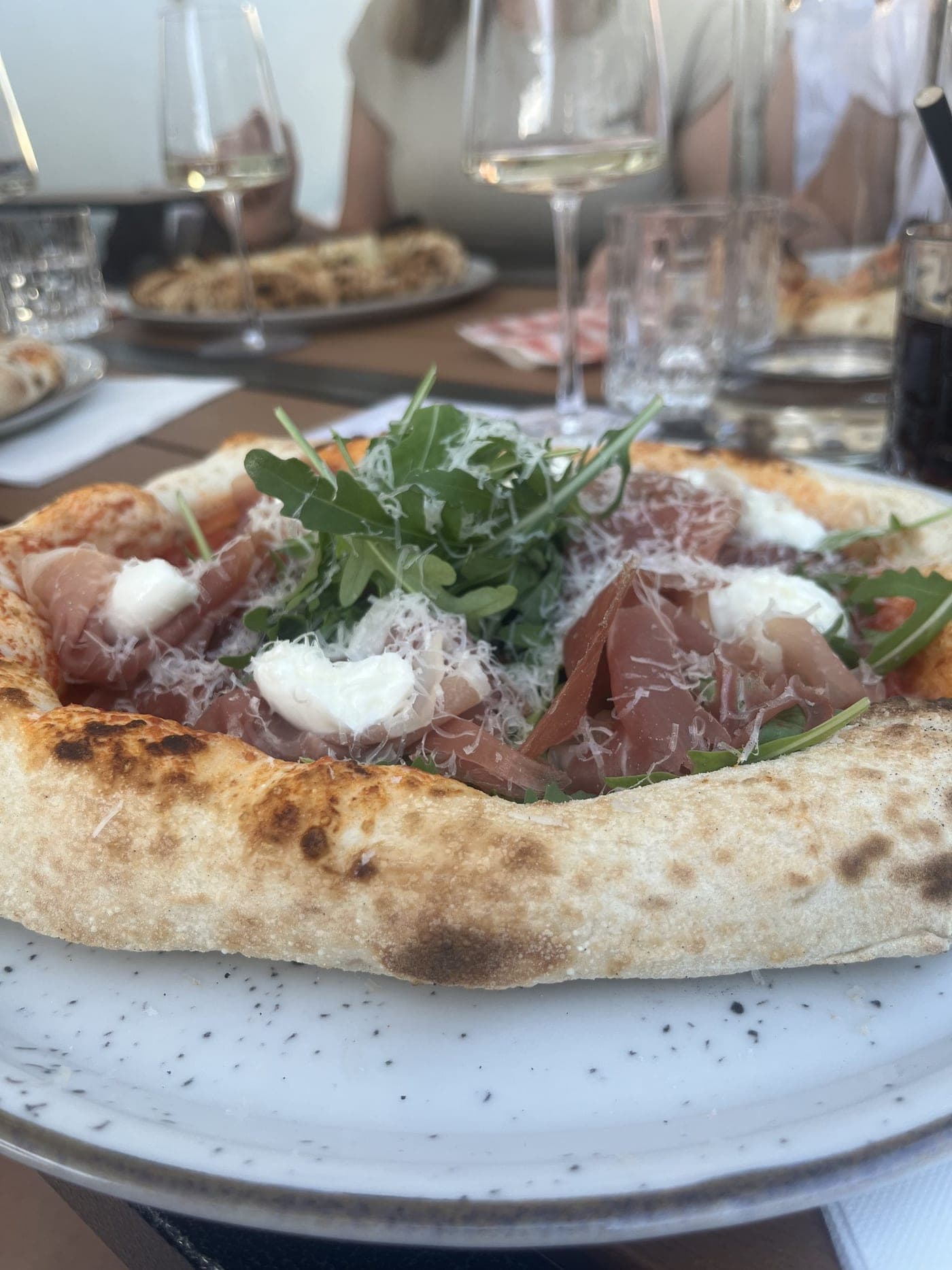 Pizza mit Prosciutto, Burrata und Rucola im Alcedo's Diner Graz